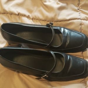 Size 10, Black Rockport heeled shoes
